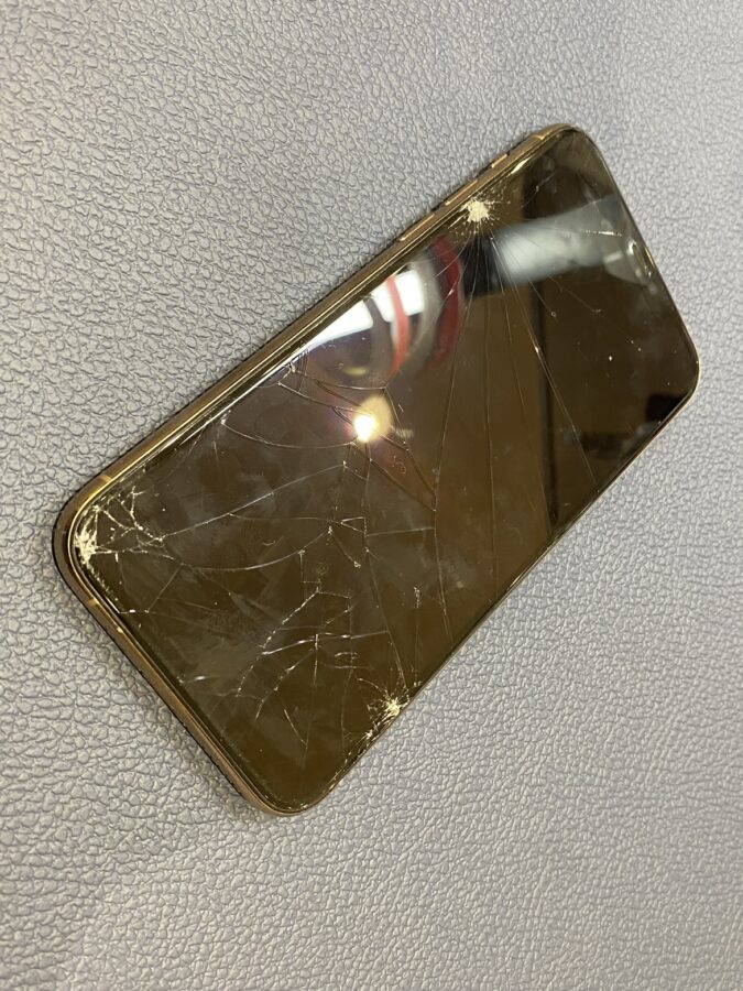 全面のガラス割れiPhone11pro(アイフォンイレブンプロ)の修理をご依頼頂きました