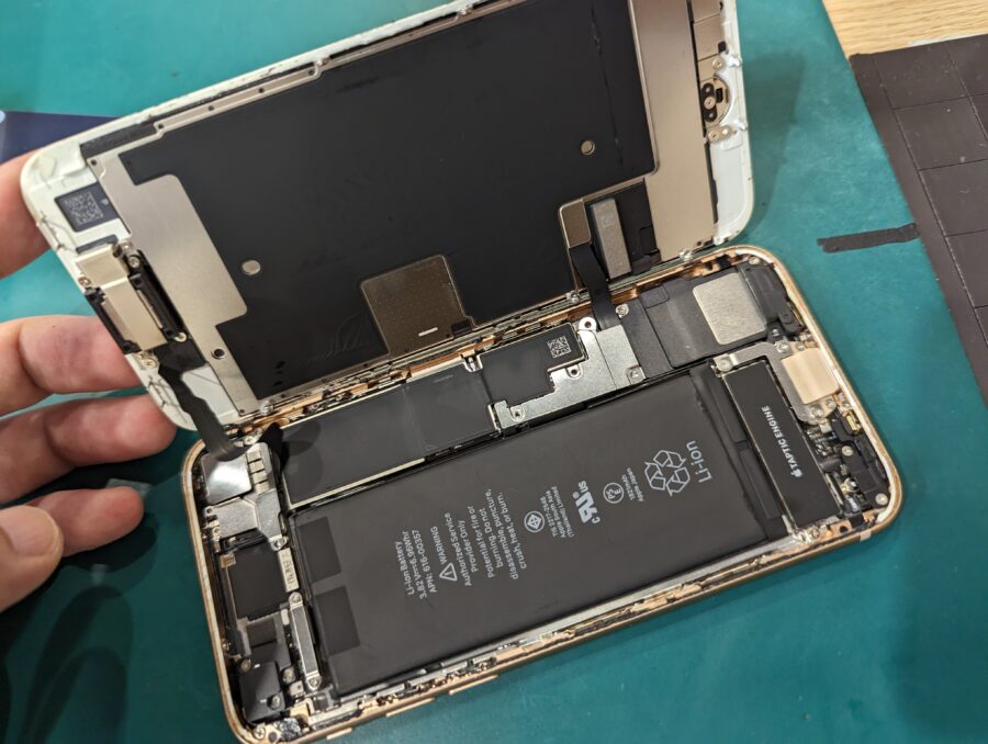 起動不可のiPhone８(アイフォン)のバッテリー交換。スマホ修理工房ペリエ千葉店で即日修理できるかも！？