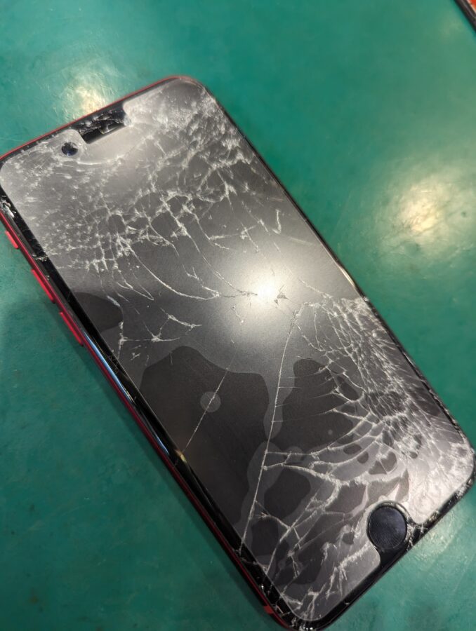 画面がバキバキで映らなくなってしまったiPhoneSE第3世代(アイフォン)の修理ならスマホ修理工房ペリエ千葉店へ！