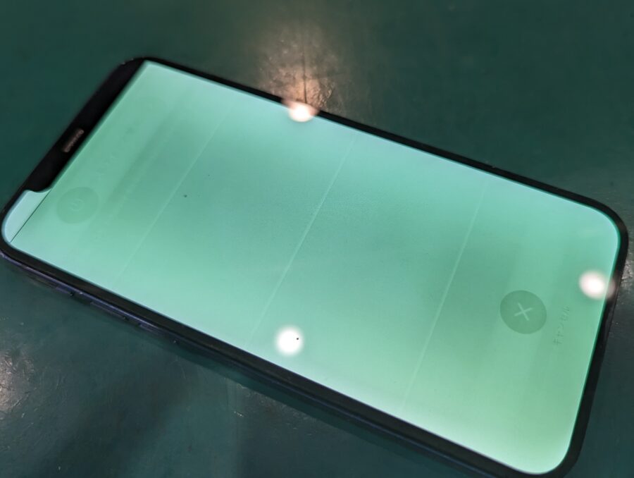 画面が緑色なってしまったiPhone12(アイフォン)の画面交換修理ならスマホ修理工房ペリエ千葉店へ！