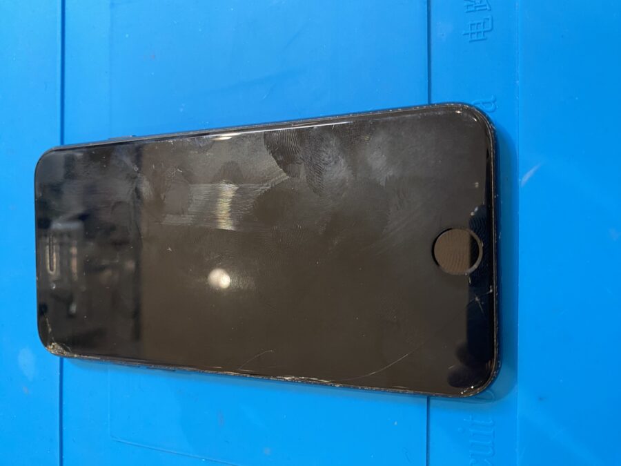画面の全く映らないiPhoneSE(アイフォンエスイー)の第二世代。修理をご依頼頂きました!