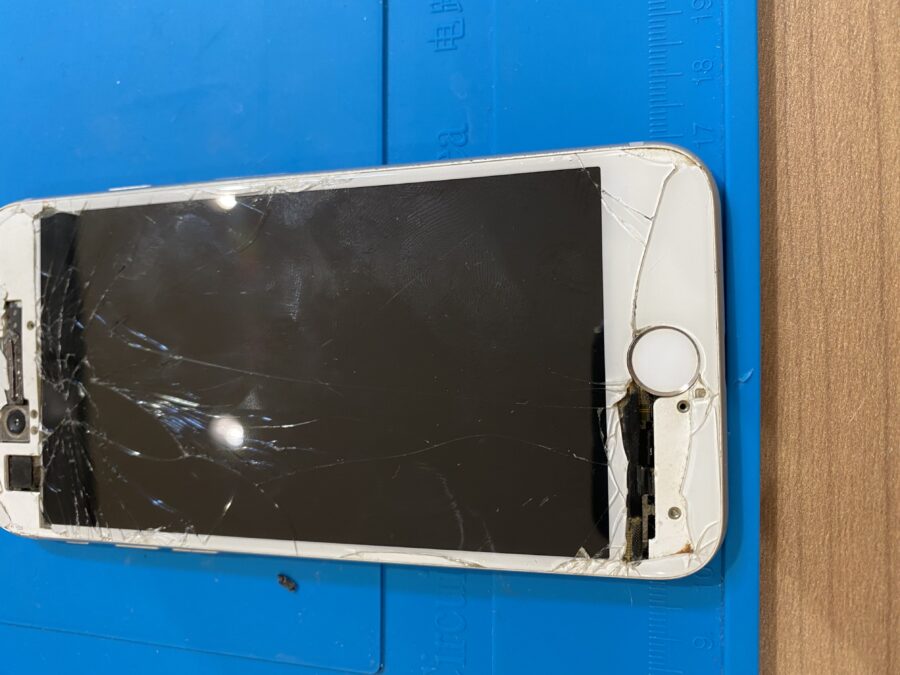 画面の損傷がかなり激しいiPhone8(アイフォンエイト)をお持ち込み頂きました!【スマホ修理工房仙台PARCO2店】