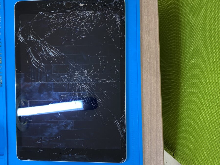 ガラスがバキバキに割れてしまったiPad(アイパッド)の第9世代を修理致しました!【スマホ修理工房仙台PARCO2店】
