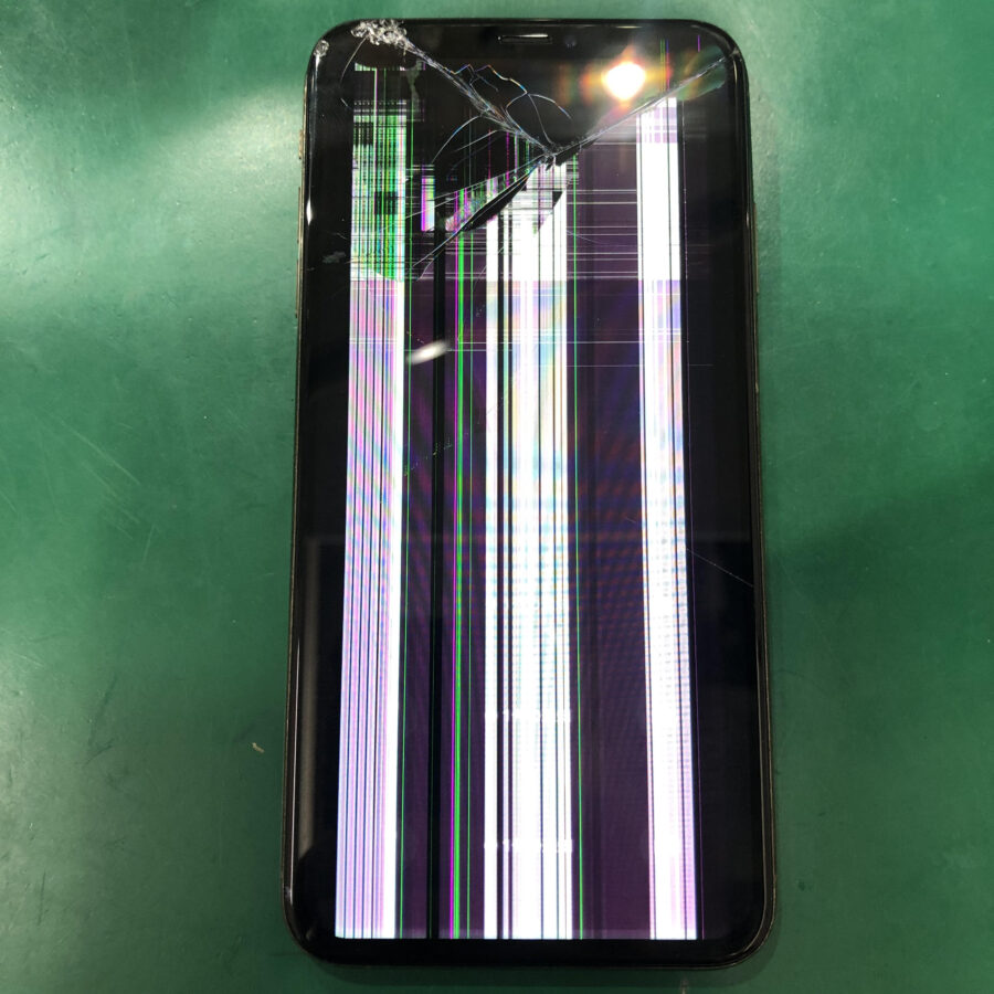 iPhone（アイフォン）の画面に大量の線が！！こんな症状でも、最短即日・データそのままで直せます！【池袋P'パルコ本店】へ