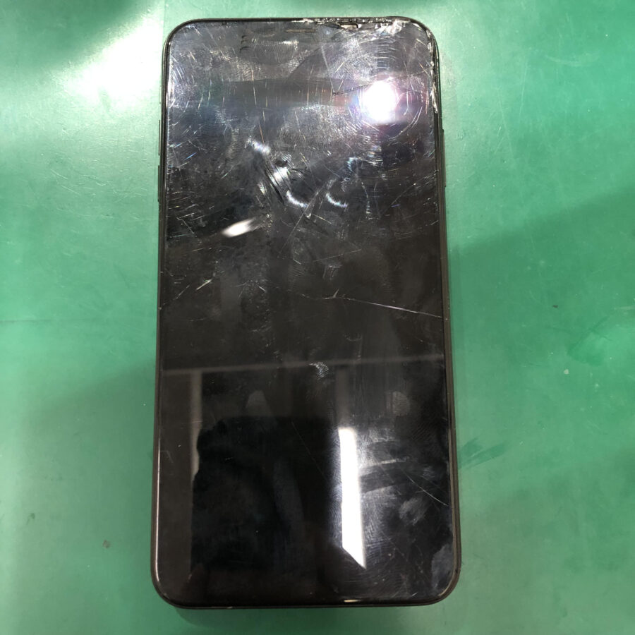 画面がバキバキに割れたiPhone XsMAX（アイフォンXsMAX）を、最短即日・データそのままで修理いたします✨