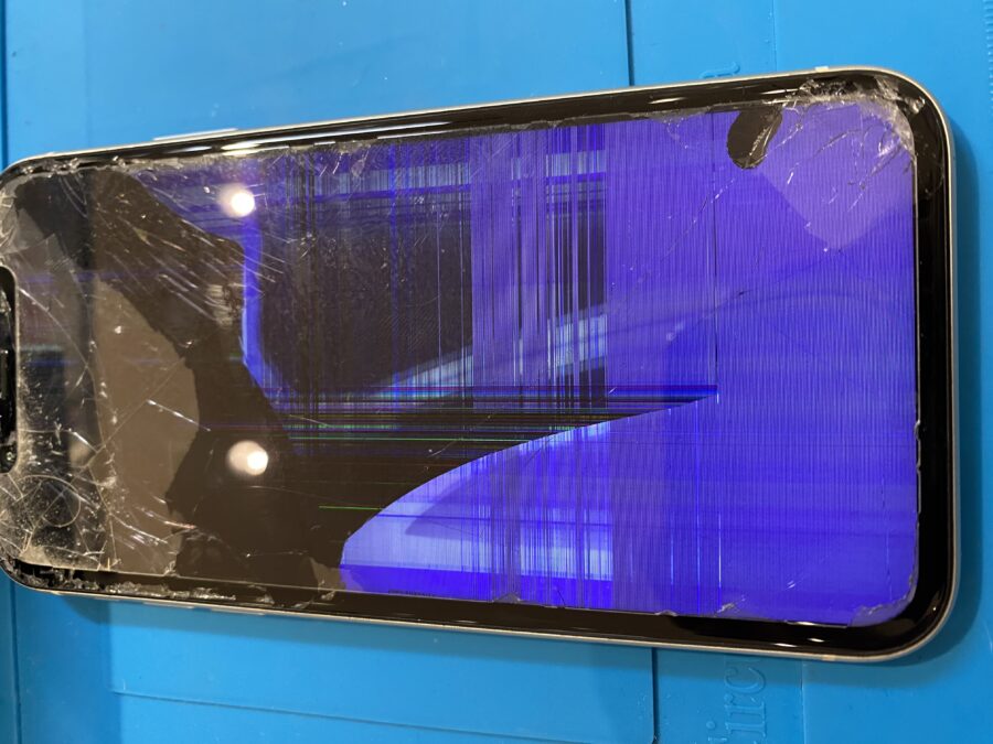 液晶不良が映らず半分が真っ黒iPhone11(アイフォンイレブン)の修理を行いました!【スマホ修理工房仙台PARCO2店】