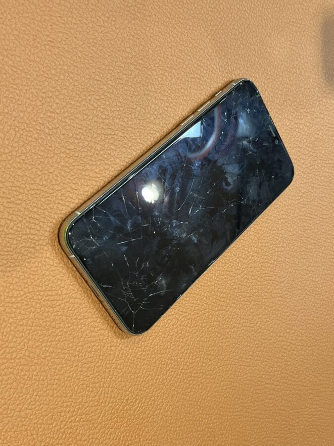 ガラスが損傷しタッチが出来ないiPhone11pro(アイフォンイレブンプロ)の修理を行いました