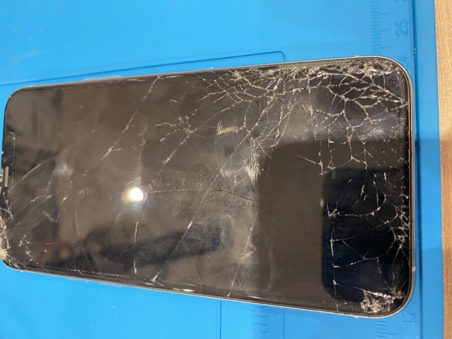 太白区よりiPhone11pro(アイフォンイレブンプロ)画面割れの修理をご依頼頂きました!