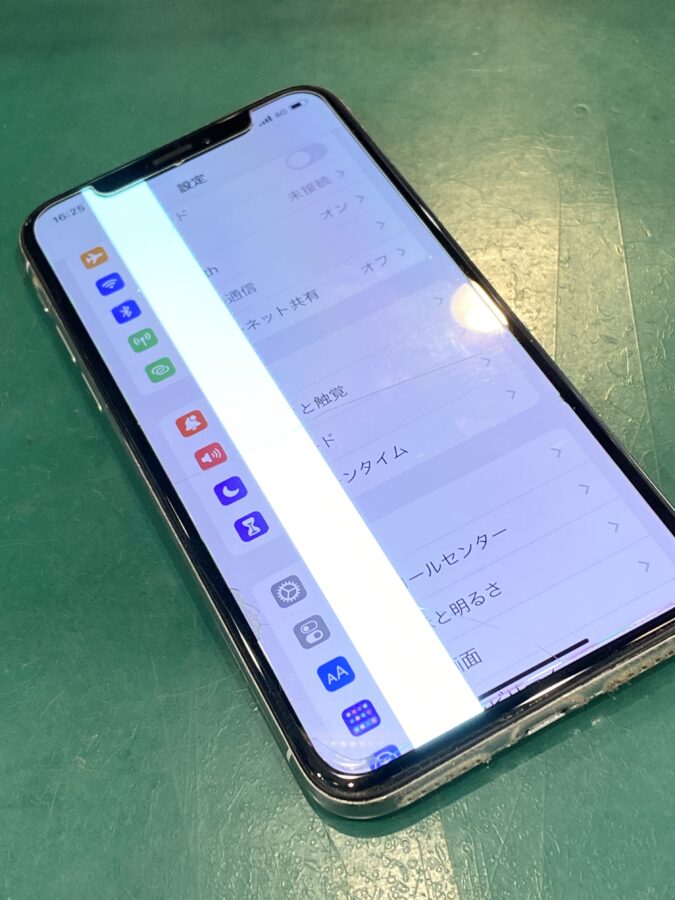 iPhoneX(アイフォン)のバッテリーが膨張して画面に白い線が！スマホ修理工房ペリエ千葉店の画面交換で即日修理！！