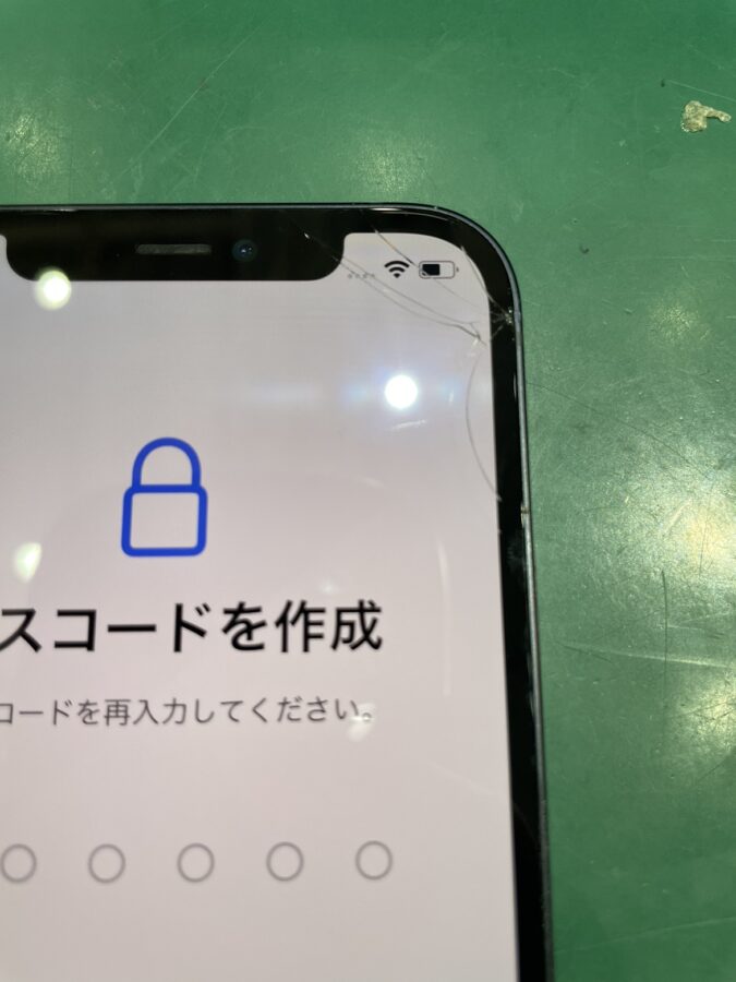 少しのひび割れでも交換できます！iPhone12(アイフォン12)のガラス割れ修理なら【スマホ修理工房池袋P’パルコ店】