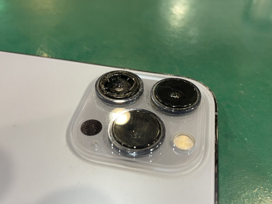 レンズが割れたiPhone13ProMax(アイフォン)を最短30分で交換！スマホ修理工房ペリエ千葉店へ！！