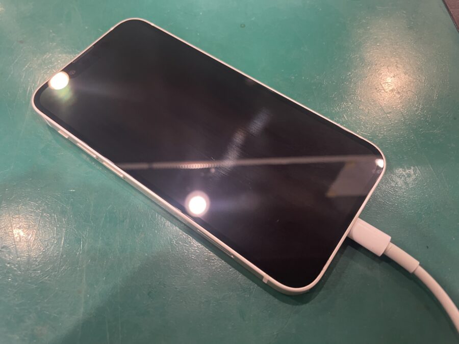 LightningコネクタがグラつくiPhone13mini(アイフォン)を交換修理！スマホ修理工房ペリエ千葉店ならその日