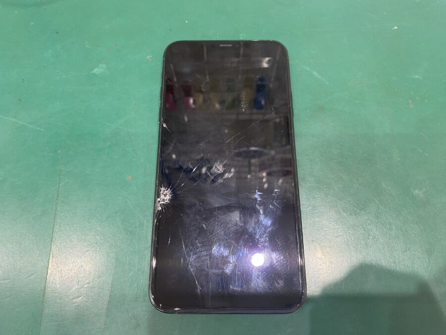 iPhone11ProMax（アイフォン）落としてガラスが割れた。