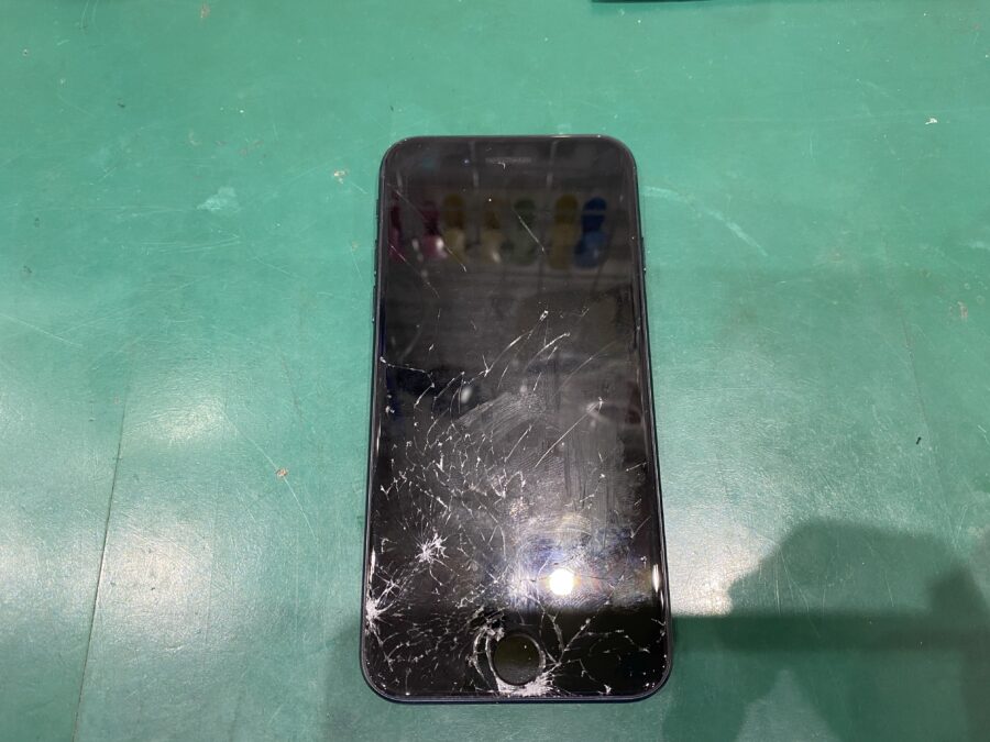 iPhoneSE3（第3世代）落として画面がバキバキ。