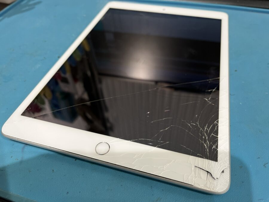iPad8（アイパッド第8世代）のガラスが割れてしまった…！スマホ修理工房渋谷店ならiPad（アイパッド）の修理可能