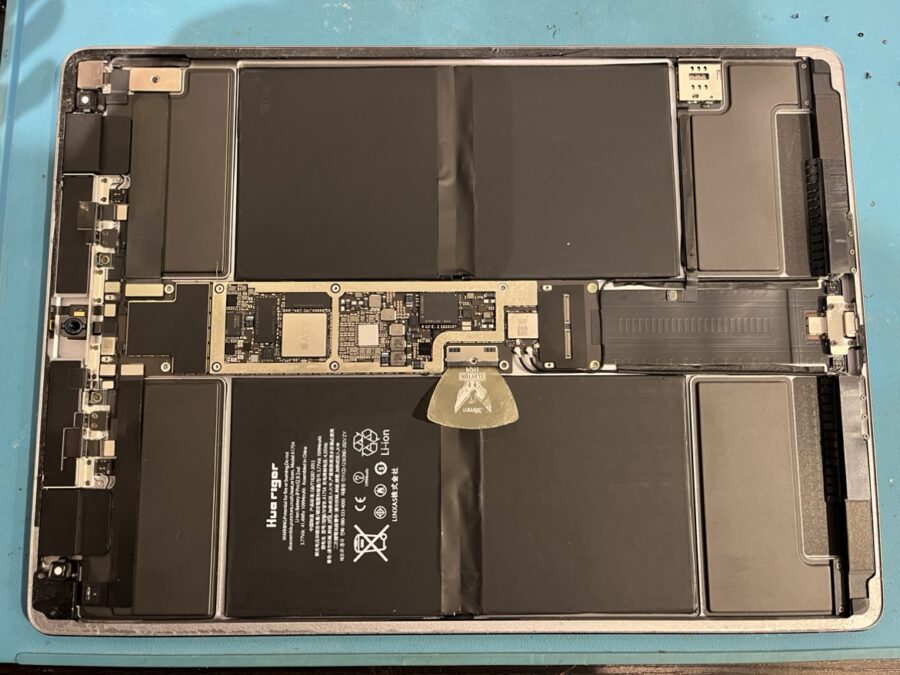 デカい！iPad Pro12.9 第2世代(アイパッド)のバッテリー交換なら、スマホ修理工房渋谷店にお任せください♪