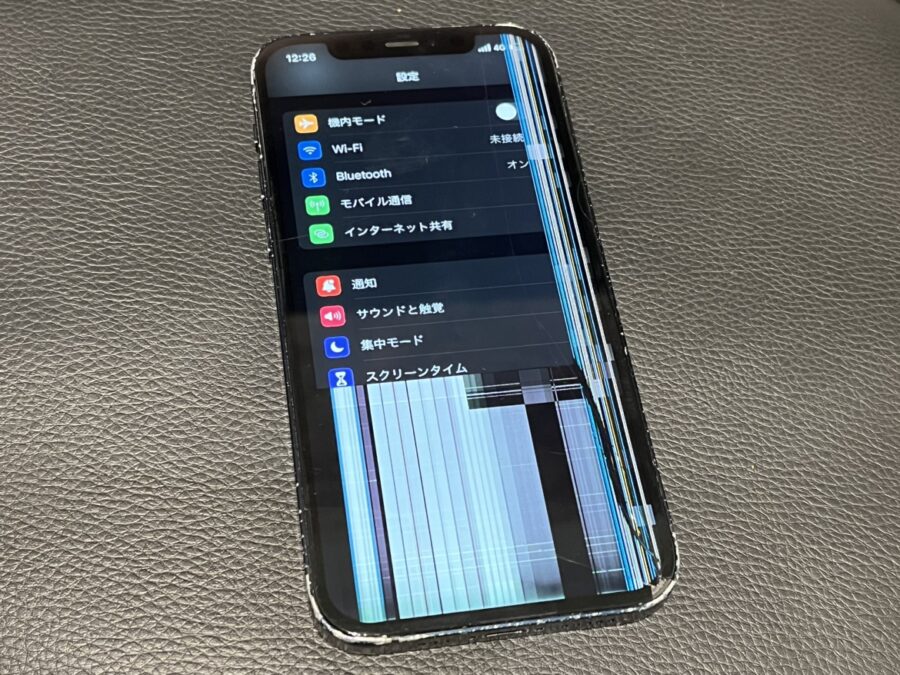 液晶が一部白っぽくなって見えづらい。。。iPhone12（アイフォン）の液晶破損修理なら、スマホ修理工房渋谷店へお任せ！