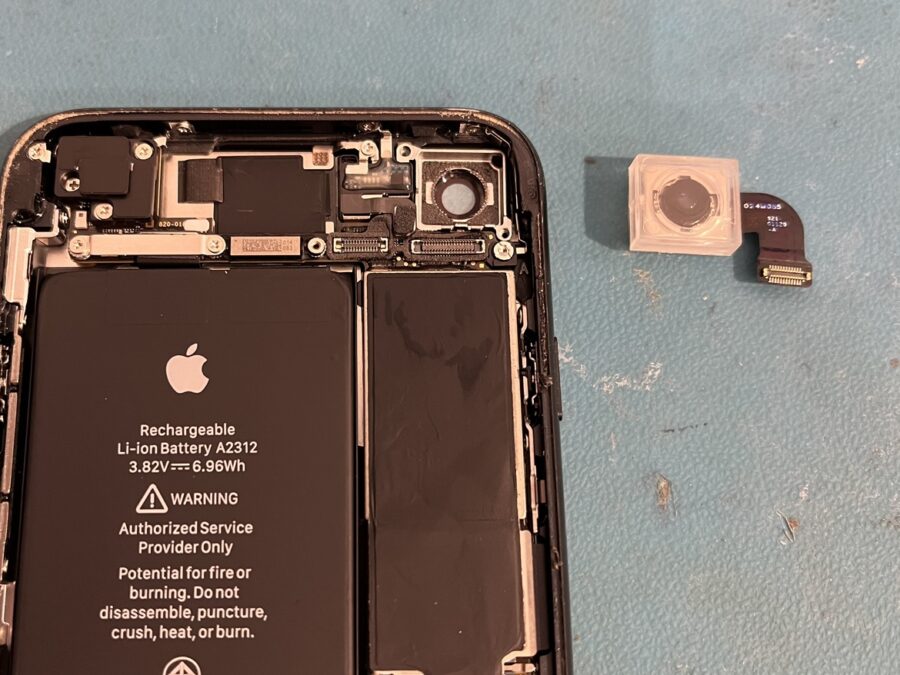 アウトカメラのピントが合わなくなったiPhoneSE2（アイフォンSE第2世代）。カメラのパーツ交換で修理ができますよ！