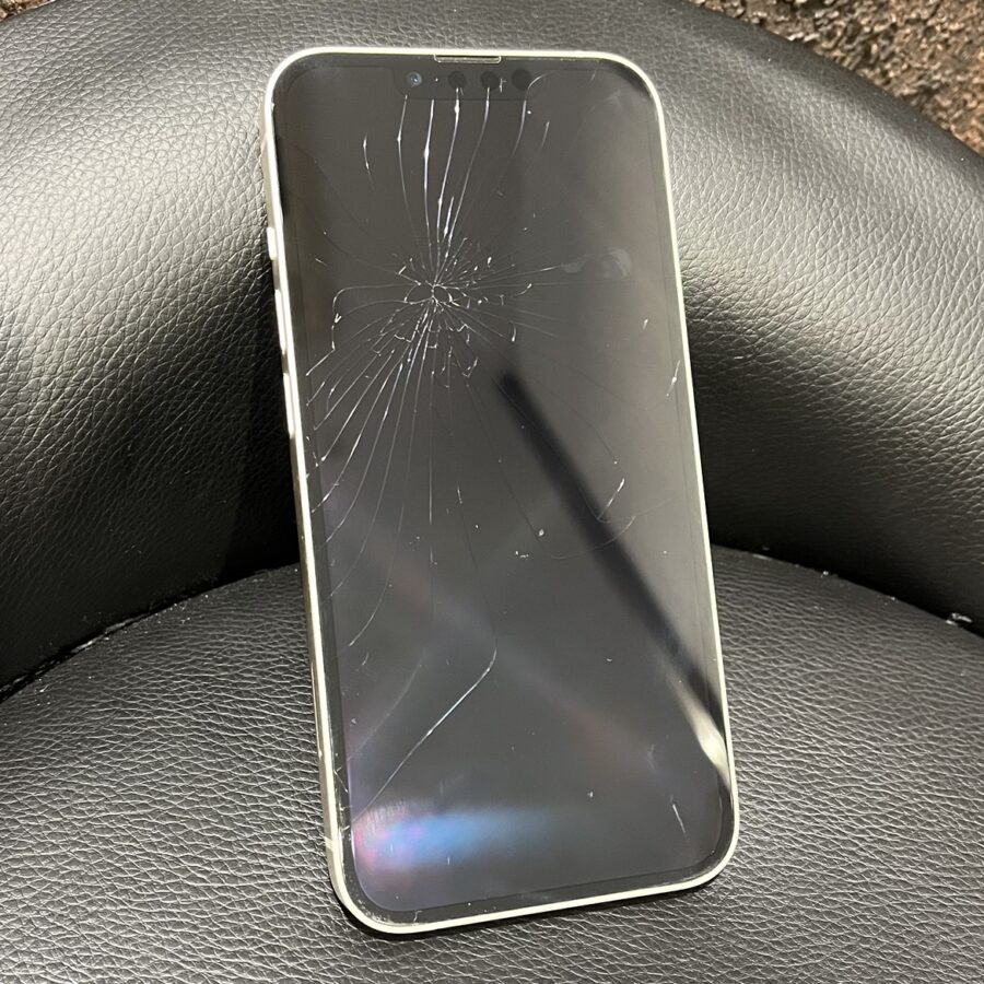 iPhone13（アイフォン）の液晶画面が割れてしまったら、、、スマホ修理工房渋谷店にすぐにお持ち込みください！