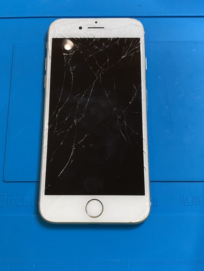全面がひび割れてしまったiPhone7（アイフォンセブン）を修理させていただきました！【スマホ修理工房仙台PARCO2店】