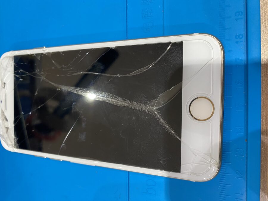 ガラスが酷く割れてしまったiPhone7(アイフォンセブン)青葉区からお持ち込み頂きました!