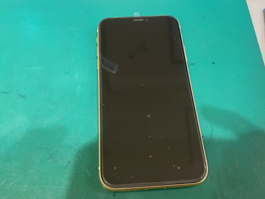 そのガラス割れ放っておくと危ないかも...。iPhoneXR(アイフォンテンアール)画面交換　【スマホ修理工房新宿PePe】