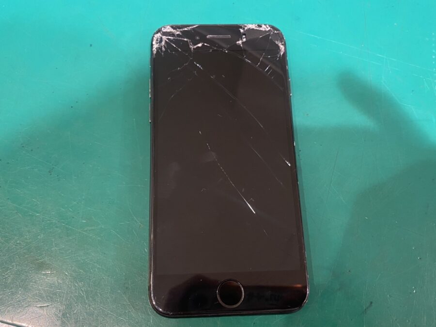 この割れ方でも直せます！！iPhone8(アイフォンエイト)を即日画面修理！【スマホ修理工房新宿PePe店】