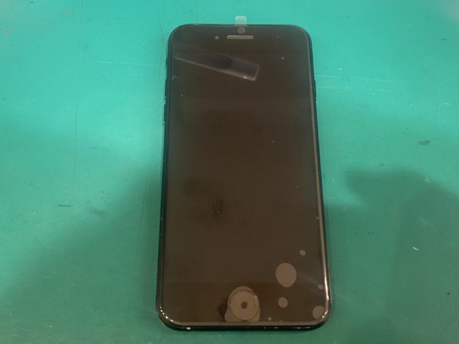 まだまだ現役！　iPhoneSE2の画面交換を行いました【スマホ修理工房新宿ペペ店】