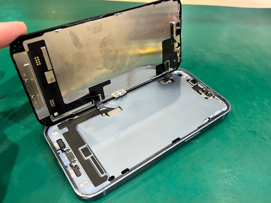 iPhone14(アイフォン)の画面が緑色‼千葉駅直下のスマホ修理工房ペリエ千葉店で即日修理出来る？