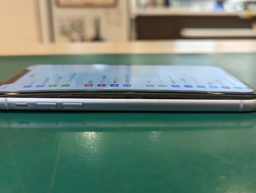 iPhone11(アイフォン)のバッテリーが膨らんでしまった！スマホ修理工房ペリエ千葉店なら即日でバッテリー交換！