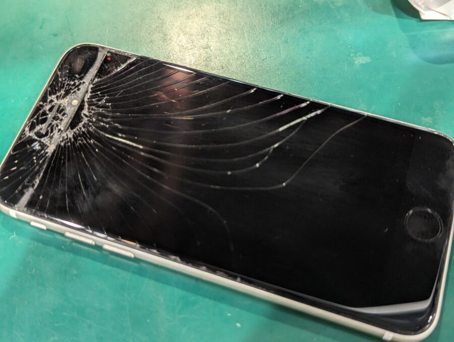 画面が割れてしまったiPhoneSE第3世代(アイフォン)の画面修理は千葉駅直結のスマホ修理工房ペリエ千葉店へ！