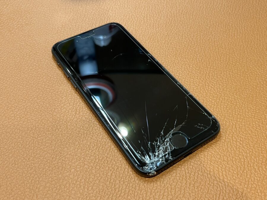 大崎市よりお持ち込み画面の割れた第二世代iPhoneSE（アイフォンエスイー）の修理を行いまし