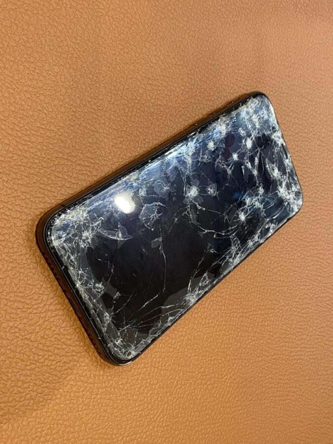 画面がかなり激しく割れてしまったiPhoneX(アイフォンテン)画面の交換で使用が可能です!