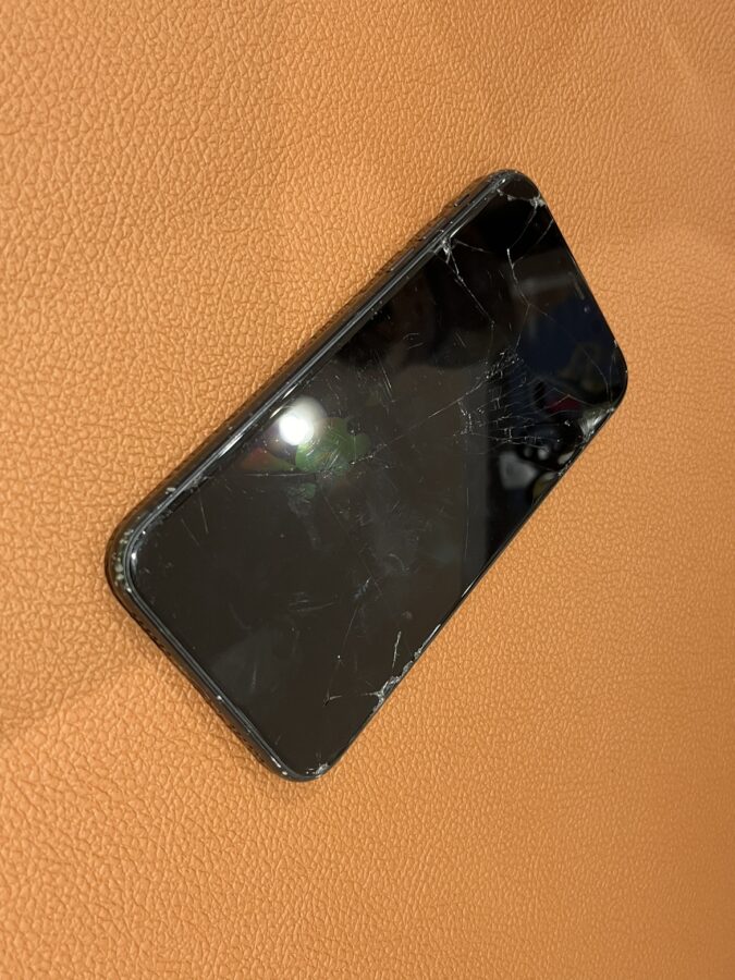 ガラスの全体が割れてしまったiPhoneXR(アイフォンテンアール)修理を行いました!