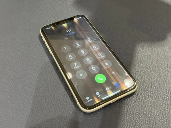 画面に縦線が入っているiPhone11（アイフォンイレブン）を修理させていただきました！