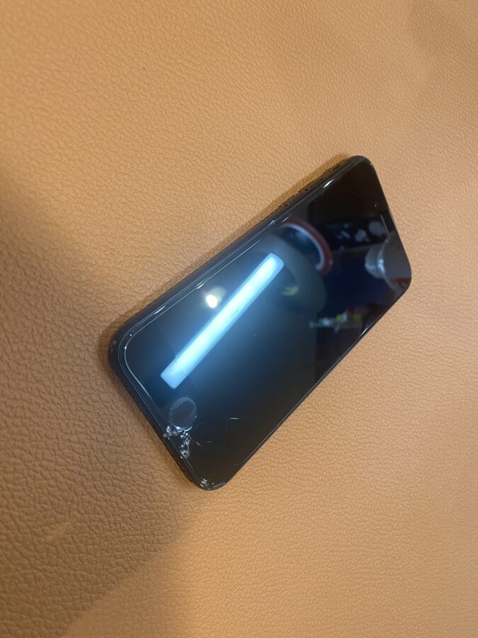 ガラスが少し割れている第三世代のiPhoneSE(アイフォンエスイー)お持ち込み頂きまし