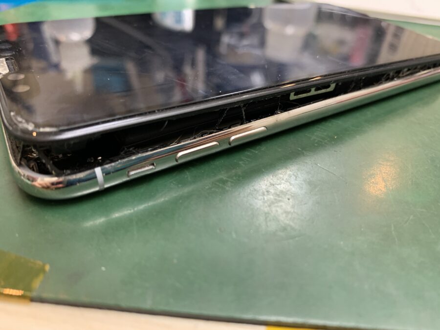 今回はiPhoneX膨張バッテリーの交換修理のご依頼をいただきました！