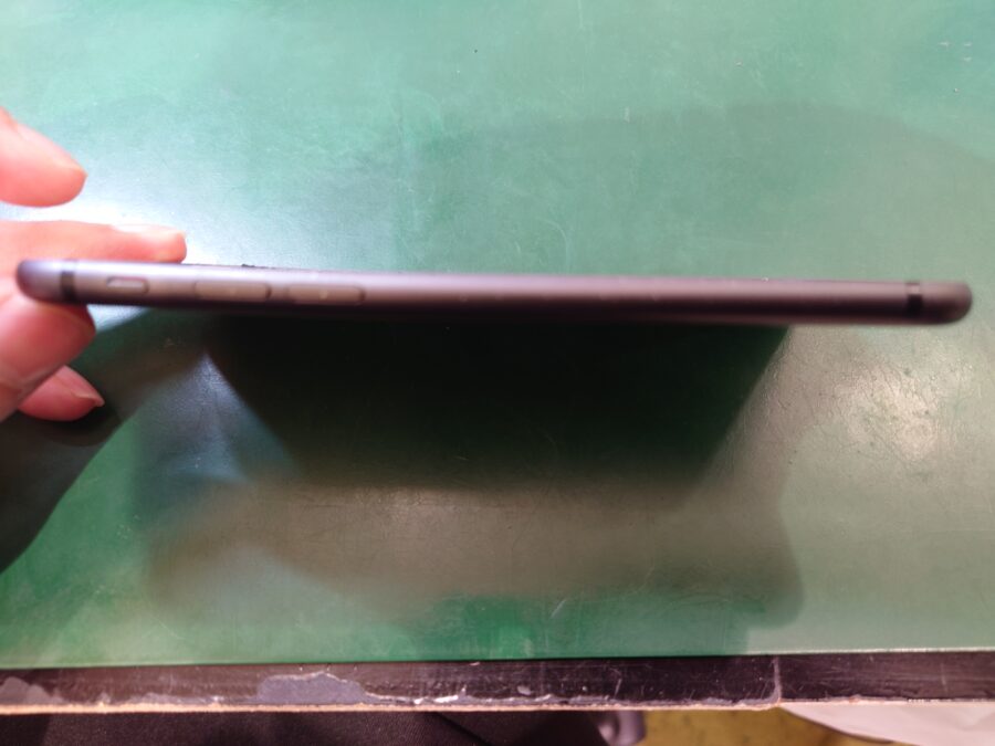 【バックパネル交換】iPhone8(アイフォン8)のバックパネル修理〜【スマホ修理工房 横浜戸塚モディ店】