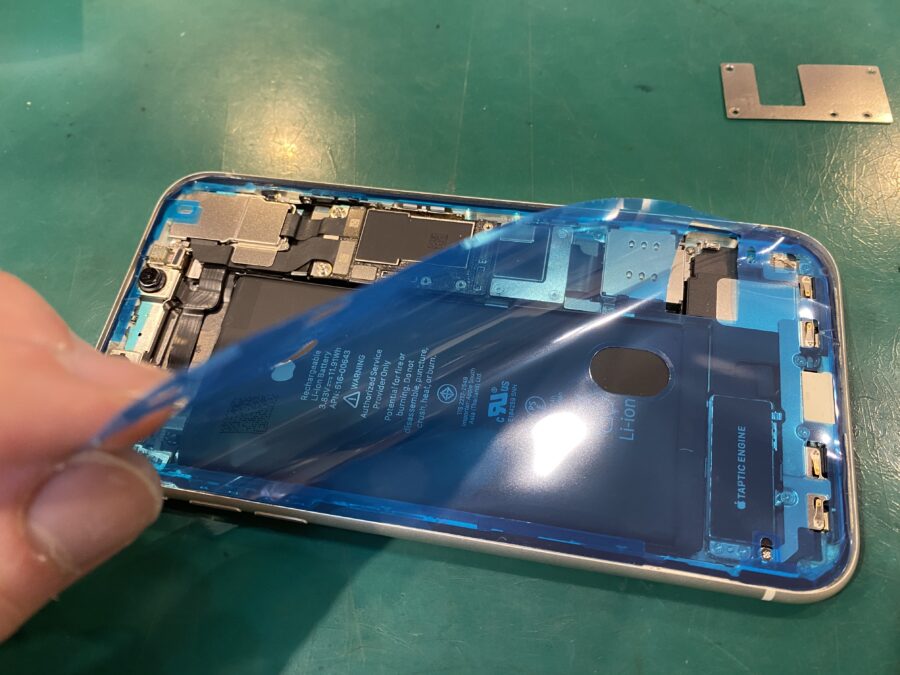iPhone11(アイフォン)が水濡れで表示がおかしい？スマホ修理工房ペリエ千葉店で即日交換！