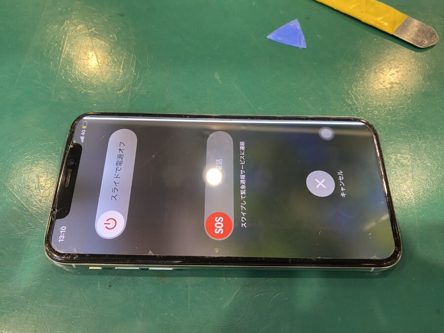 iPhone XS(アイフォン)の画面交換とバッテリー交換の同時修理は即日修理のスマホ修理工房ペリエ千葉店へ！