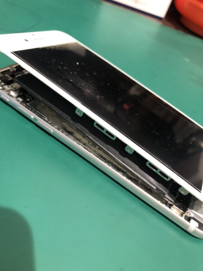 バッテリーが膨らんで画面が開いてしまったiPhone6のバッテリー交換も即日対応いたします！【スマホ修理工房渋谷店】