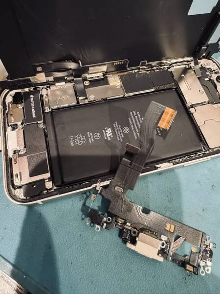 iPhone12（アイフォン）の充電ができなくなった修理もスマホ修理工房渋谷店にお任せ！