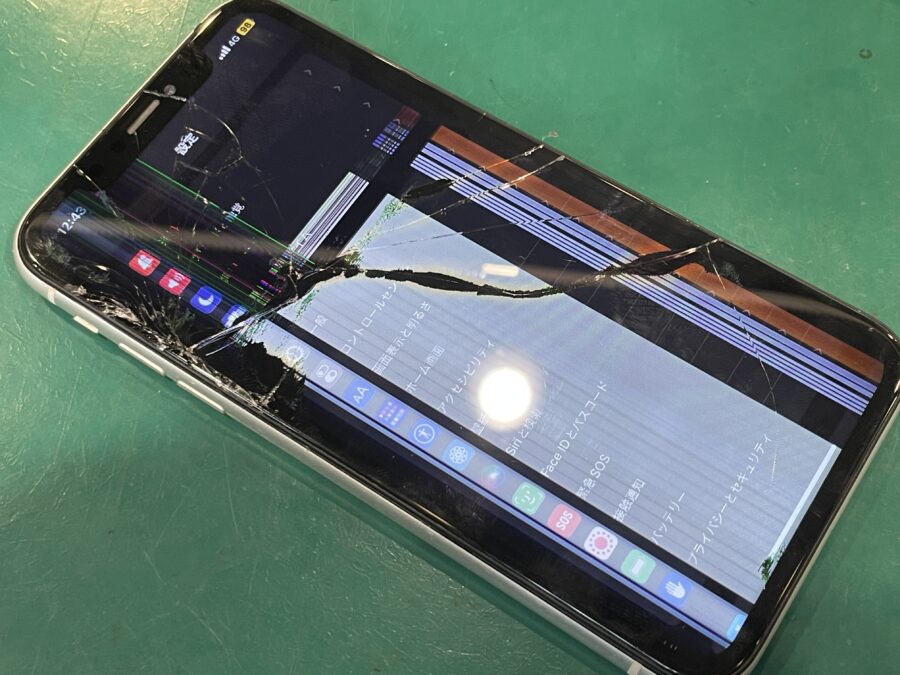 iPhoneXR(アイフォン)の画面割れと表示不良を修理しました！スマホ修理工房ペリエ千葉店なら最短30分!
