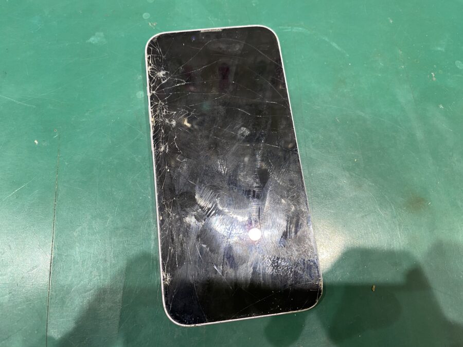 iPhone14(アイフォン)画面が割れて使えていたけど急に画面が映らなくなった。
