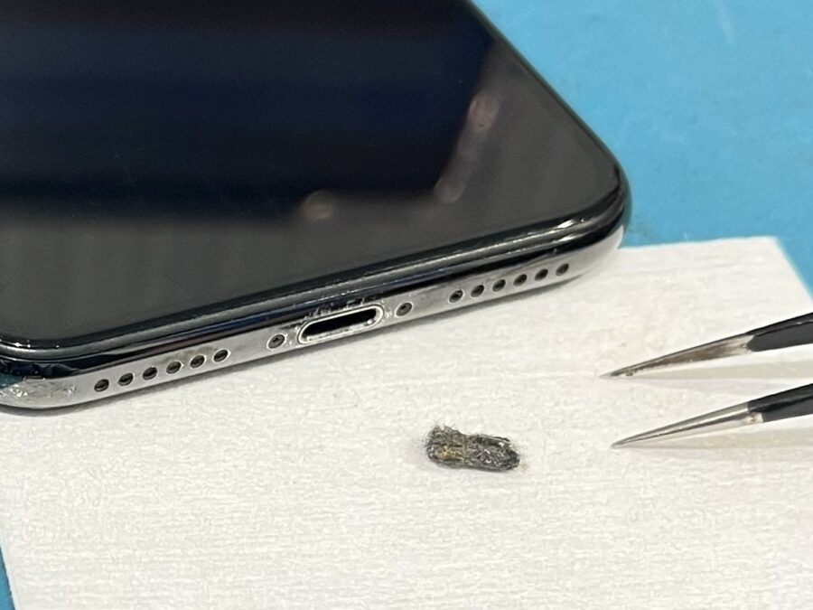 iPhoneX（アイフォン）ホコリが詰まり充電できなくなった・・・。充電コネクタのクリーニング