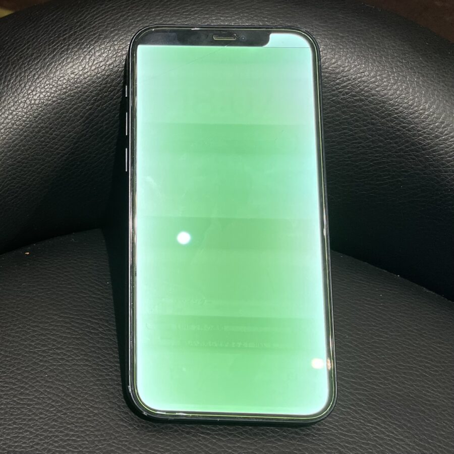 iPhone12（アイフォン）の液晶画面が緑色に…！？スマホ修理工房渋谷店なら、画面のパーツ交換で即日修理！