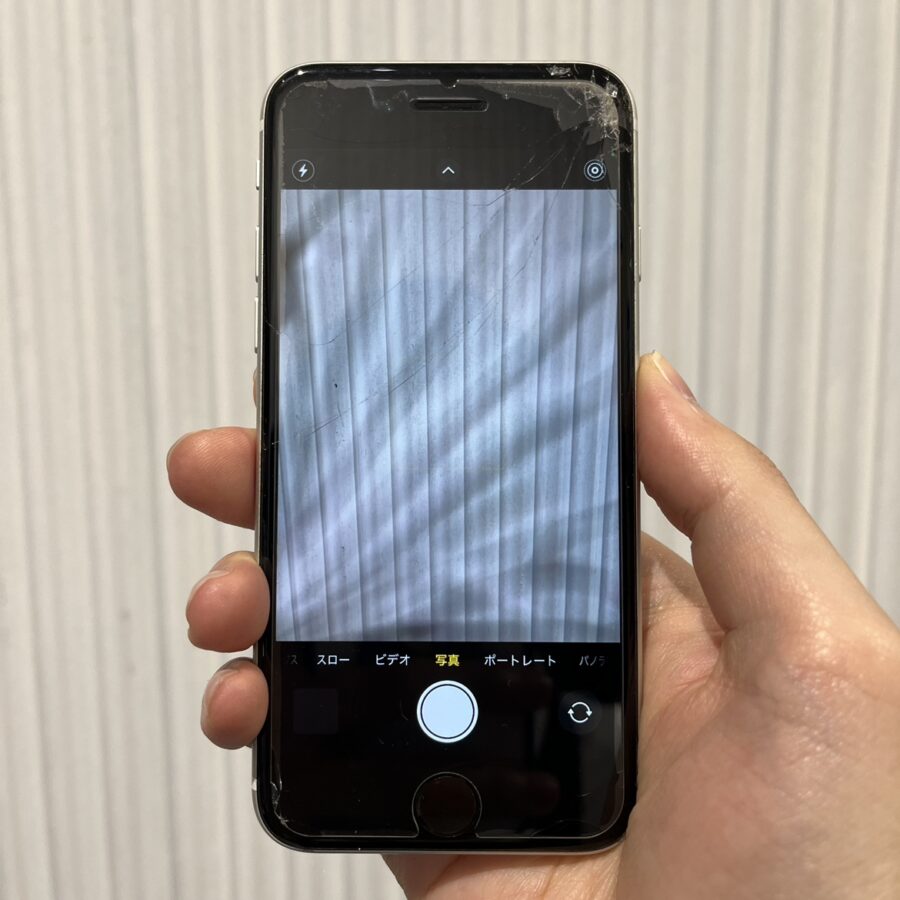 アウトカメラが割れたように映る！？iPhoneSE2（アイフォンSE第2世代）のカメラ修理はスマホ修理工房渋谷店へどうぞ！
