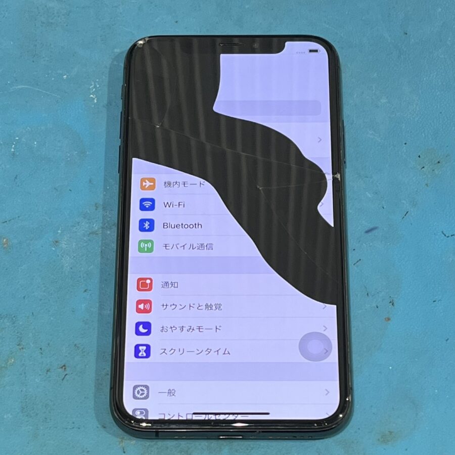 iPhone11（アイフォン）の液晶が黒く滲んでいる！？画面全体が真っ黒になる前にスマホ修理工房渋谷店ですぐに修理を…！