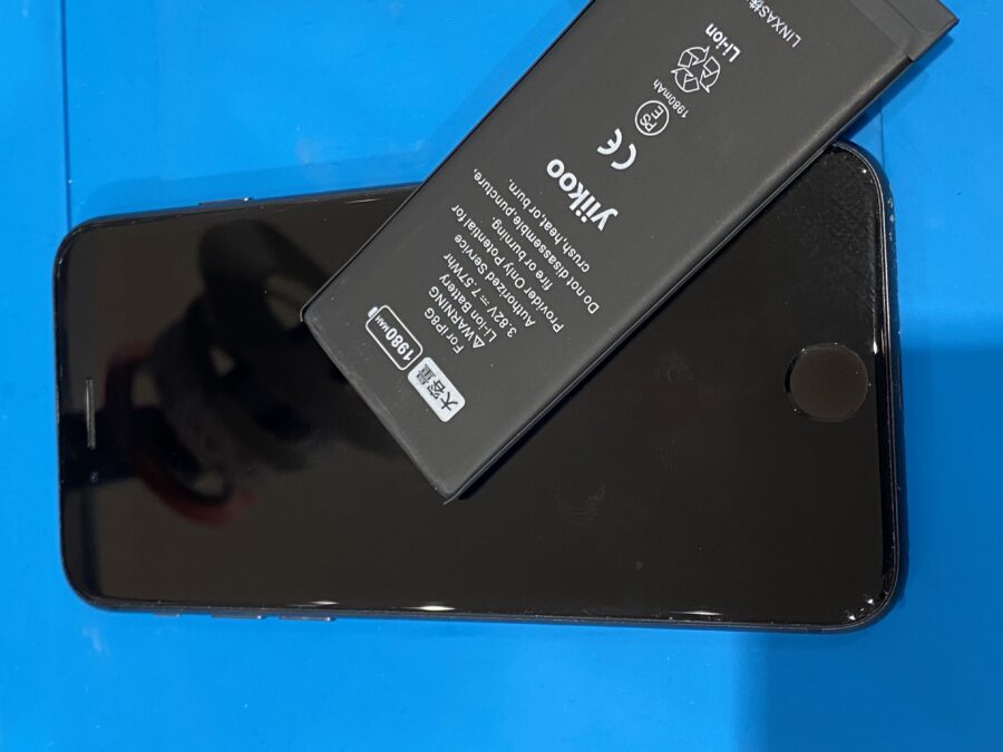 冬場に向けバッテリーの減りが気になるiPhone8(アイフォンエイト)をお持ち込み頂きました!
