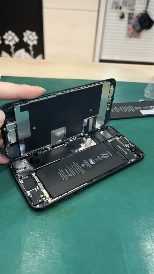 iPhoneSE第２世代(アイフォン)のバッテリー最大容量82%！！バッテリーの交換は即日修理のスマホ修理工房ペリエ千葉店